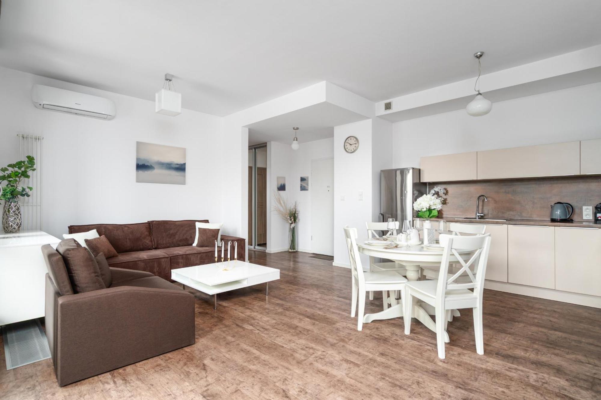 - Great Location - One Bedroom - Kolejowa Warszawa